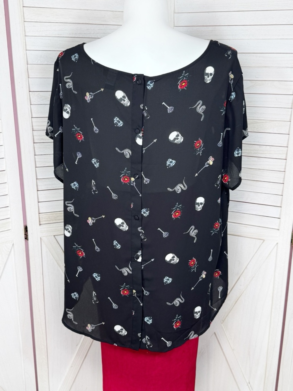 Torrid Gothic Skulls Print Chiffon Button Back Pocket Tee Blouse Black 4X - Picture 5 of 12